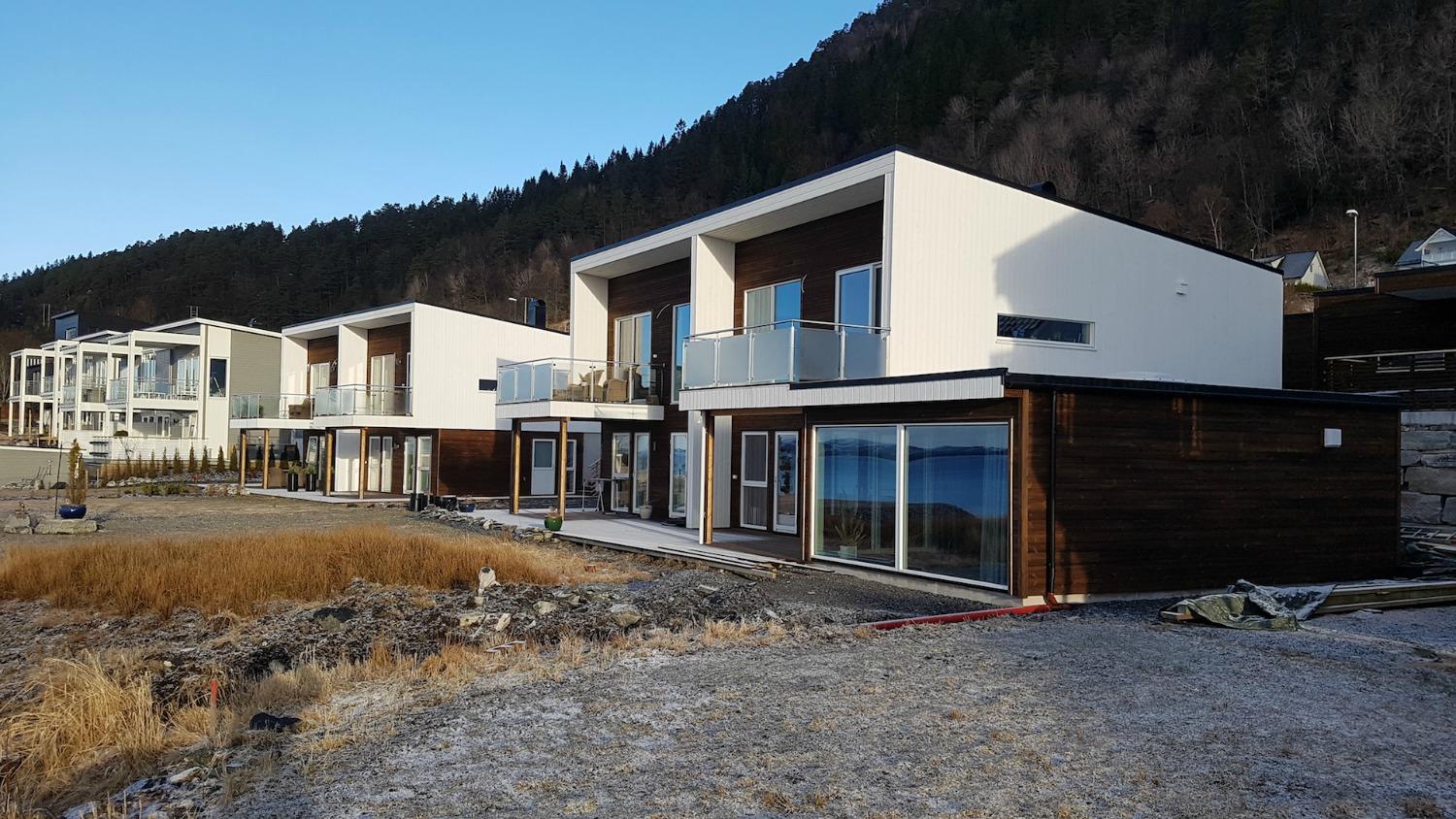 Kvite funkishus med utsikt mot fjorden