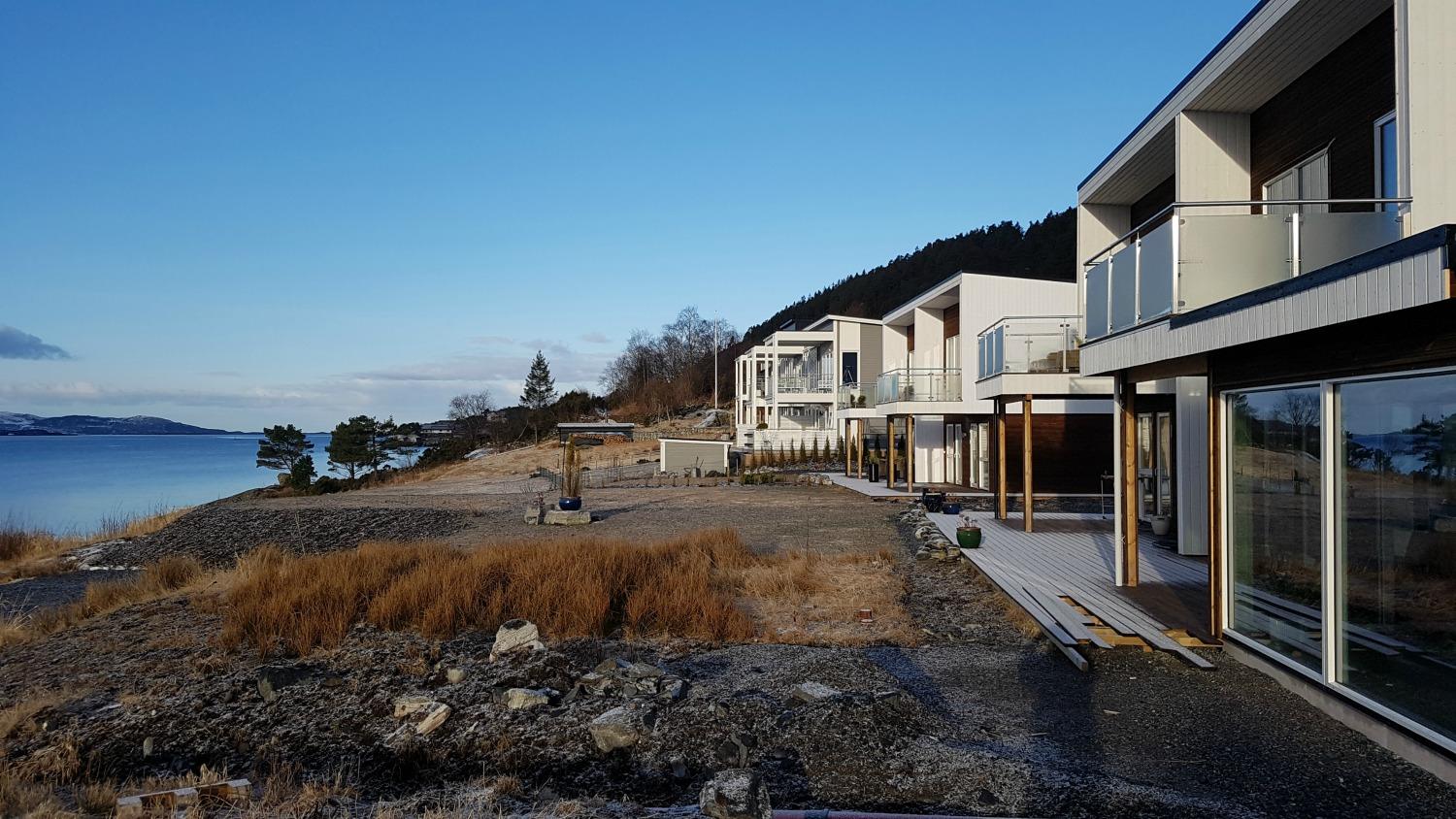 Nye hus på rekke langs fjorden på Sjøtunet