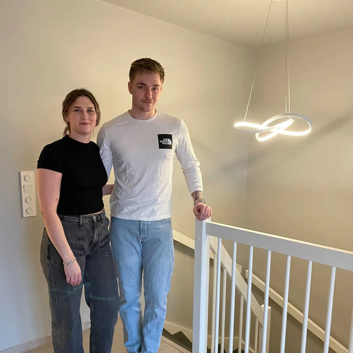 Stine og Henrik i trappa i det nye huset sitt